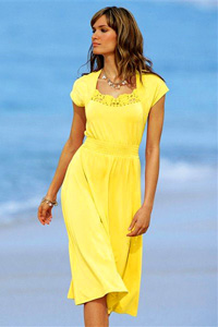 Яркое желтое платье и с чем его носить — 50 фото